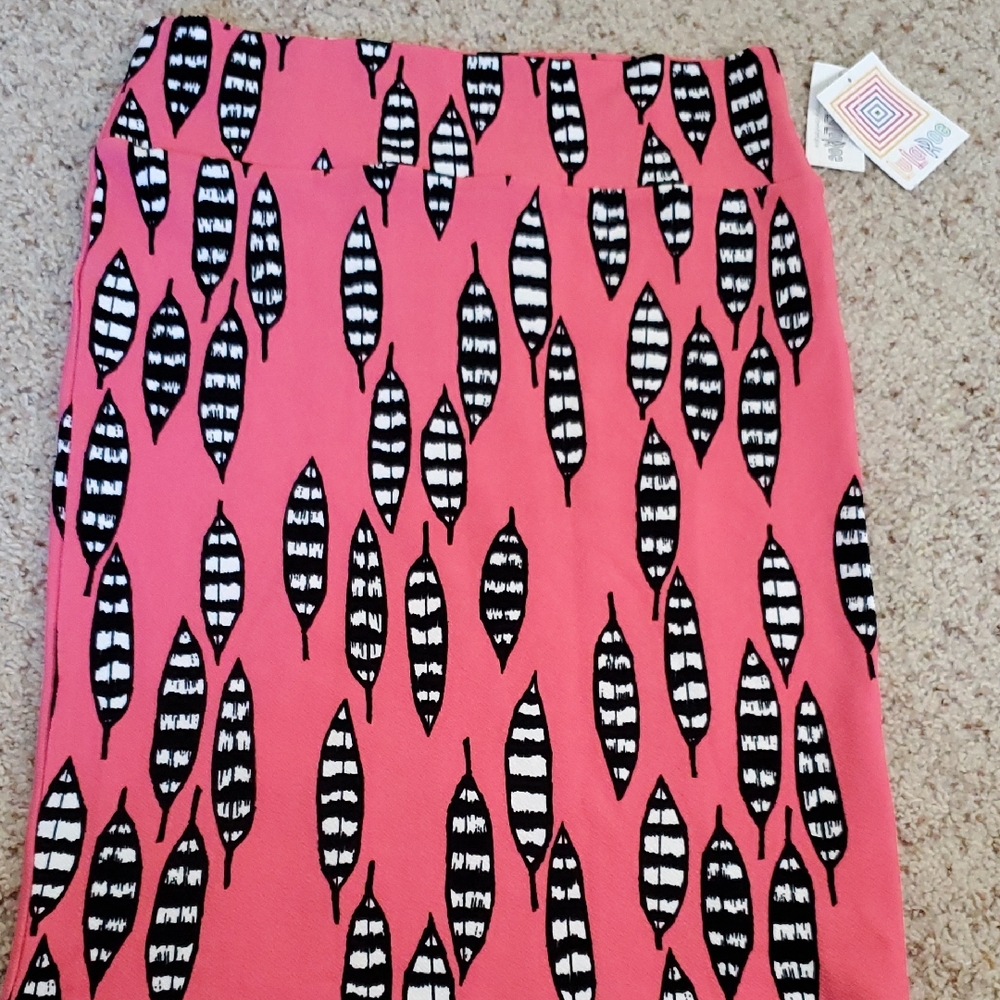 #CAS19 (CH) NWT LuLaRoe Pink Cassie Skirt with Black and White Feather Design